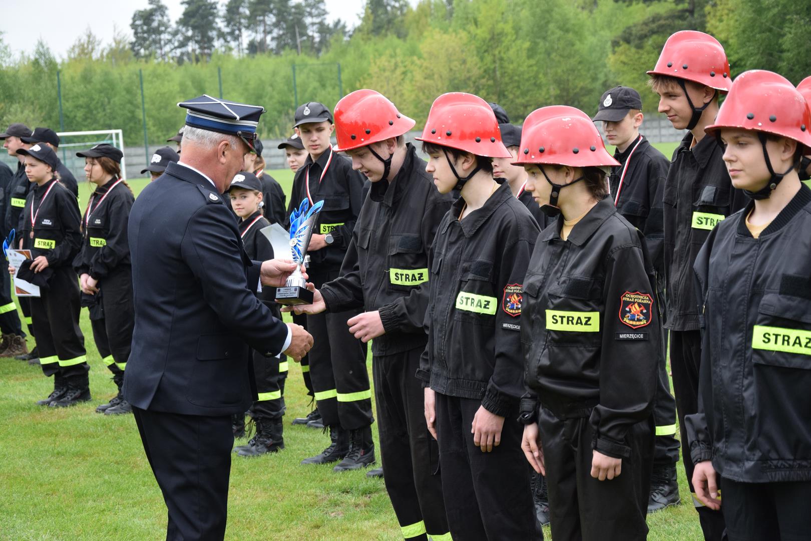 Zdjęcie przedstawiające moment rozdania nagród