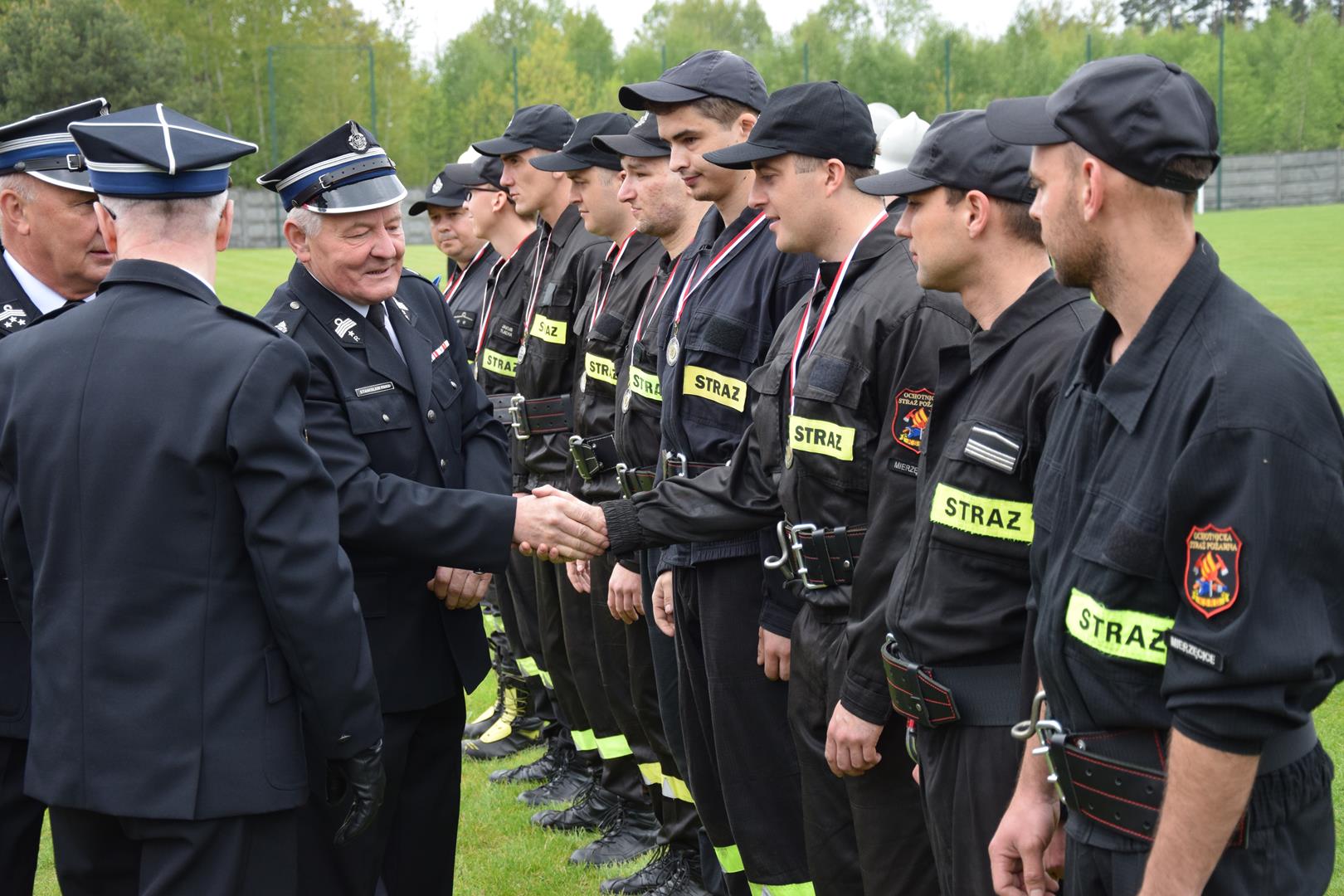 Zdjęcie przedstawiające moment rozdania nagród
