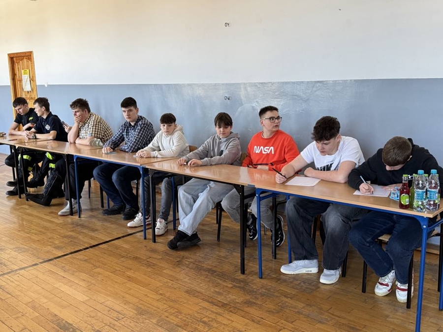 Zdjęcie przedstawia zawodnikó podczas turnieju wiedzy pożarniczej