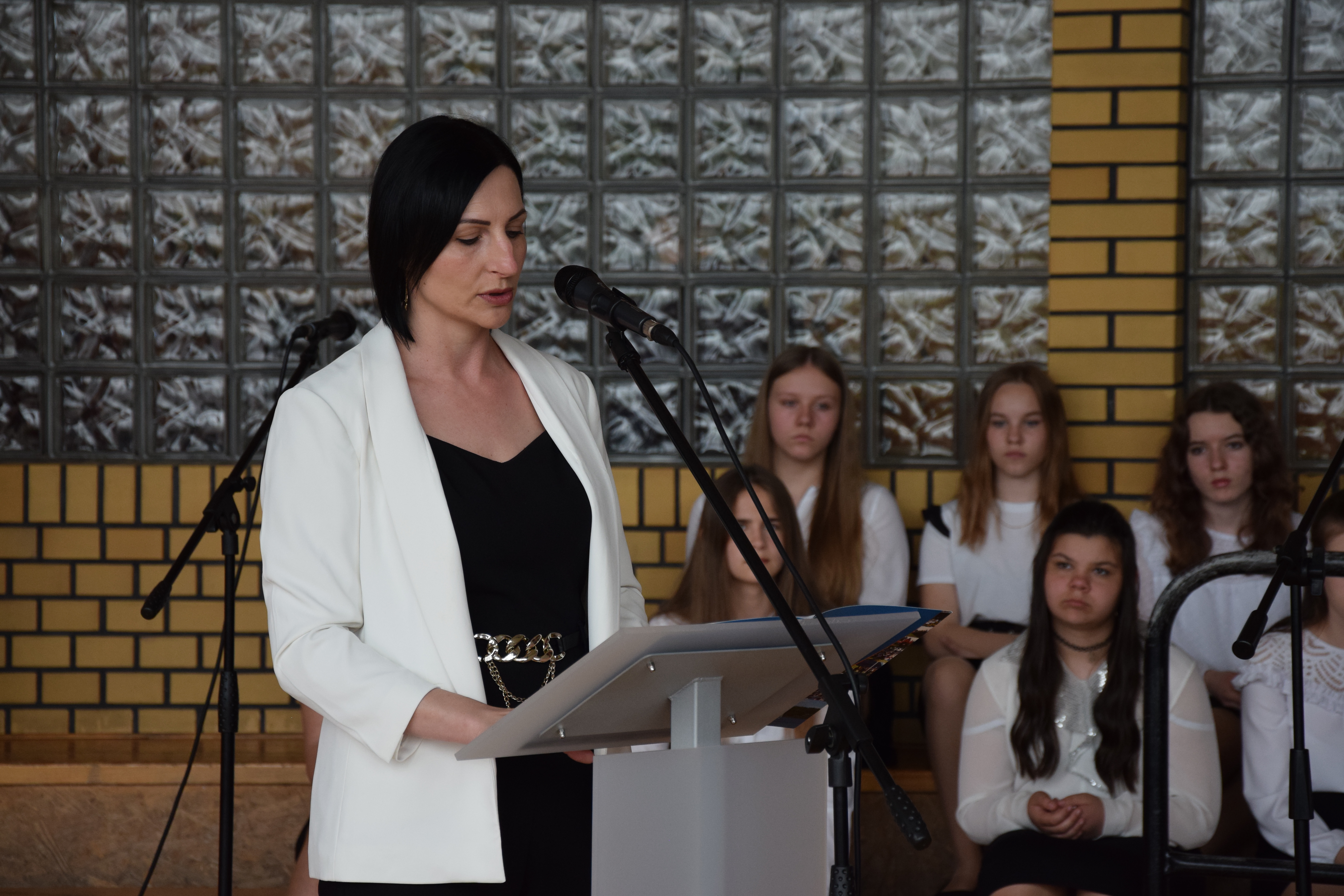 Zdjęcie przedstawiające przemawiającą Przewodniczącą Rady Gminy Mierzęcice