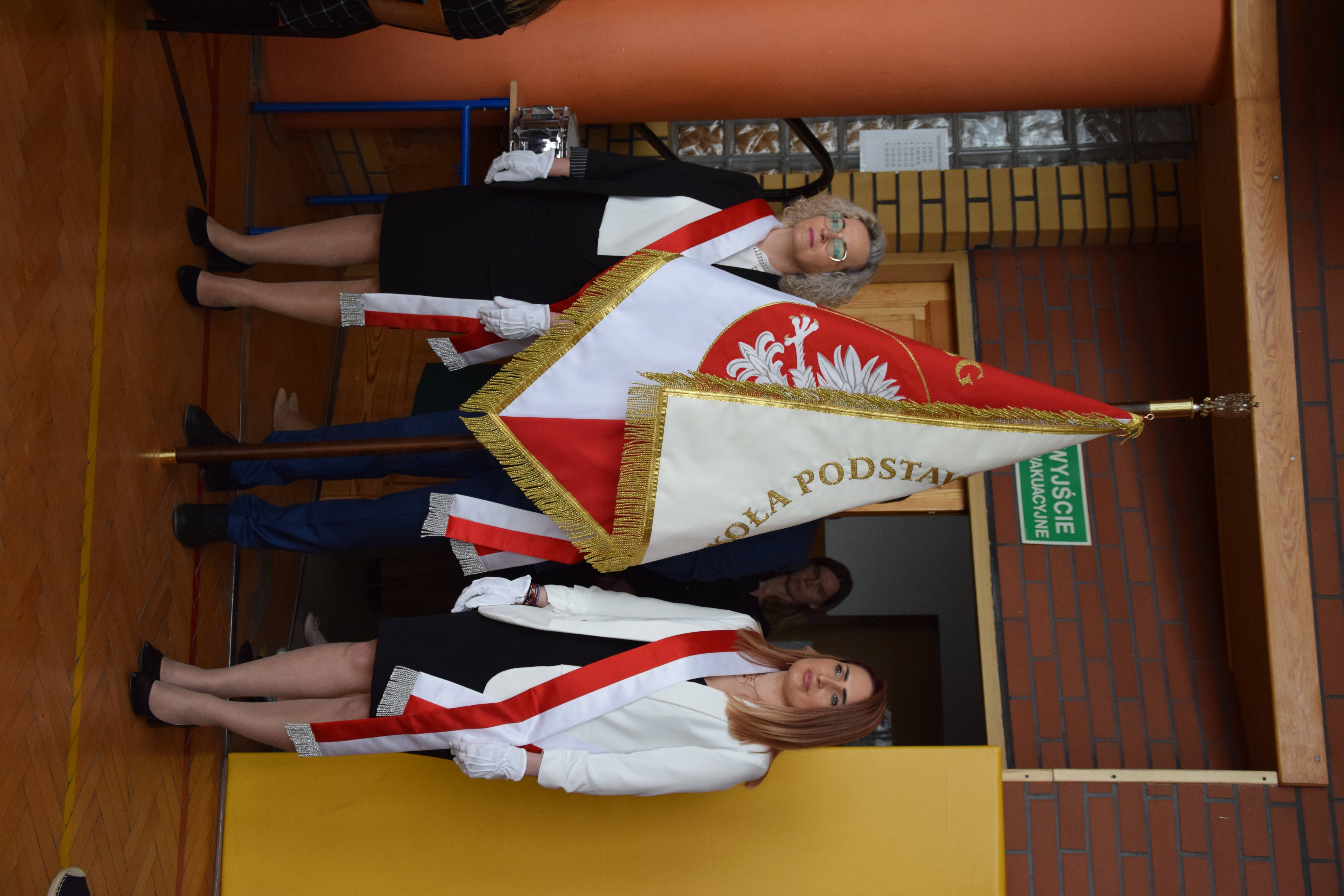 Zdjęcie przedstawiające nowy sztandar szkoły oraz przedstawicieli rady rodziców