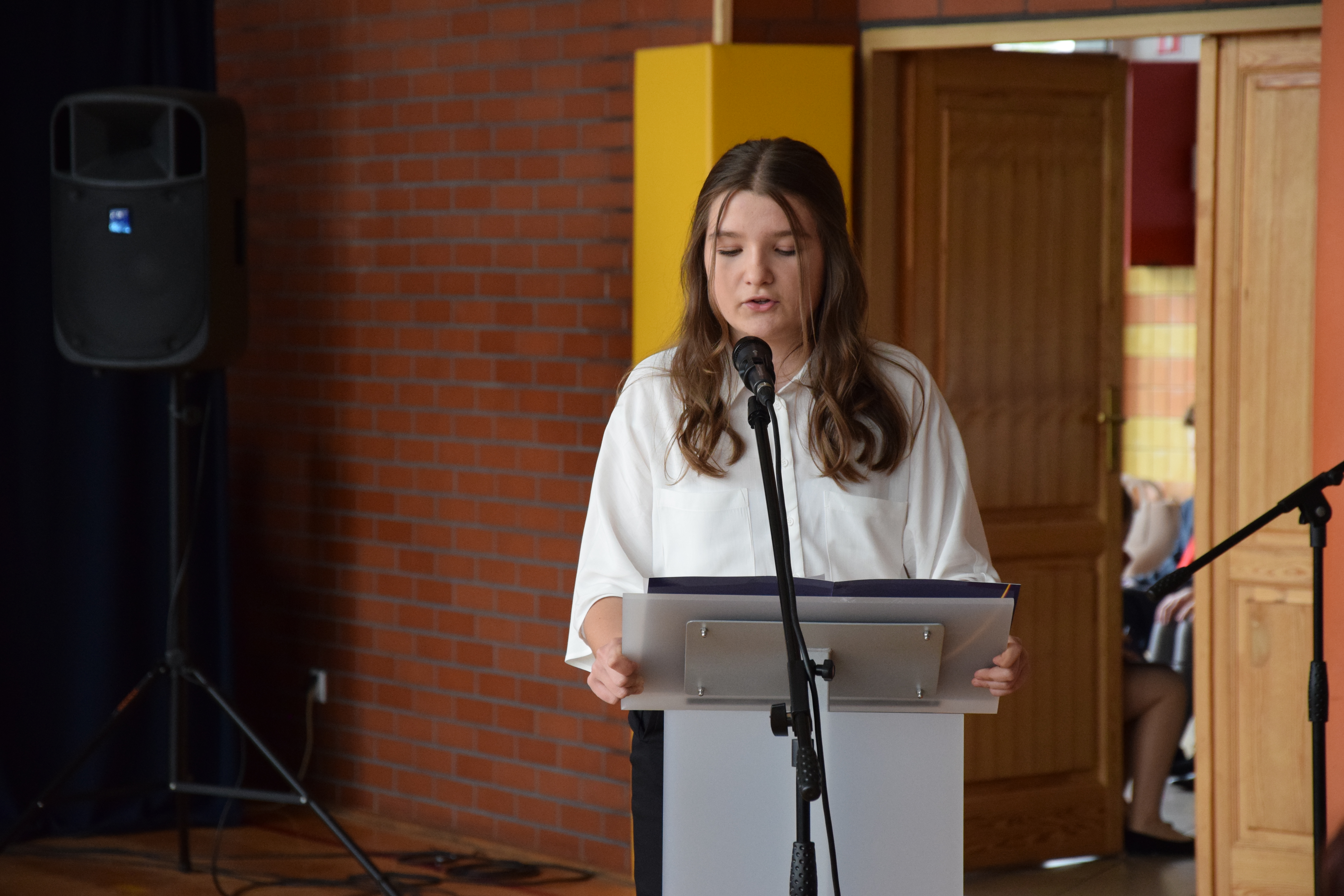 Zdjęcie przedstawiające przemawiającą uczennicę
