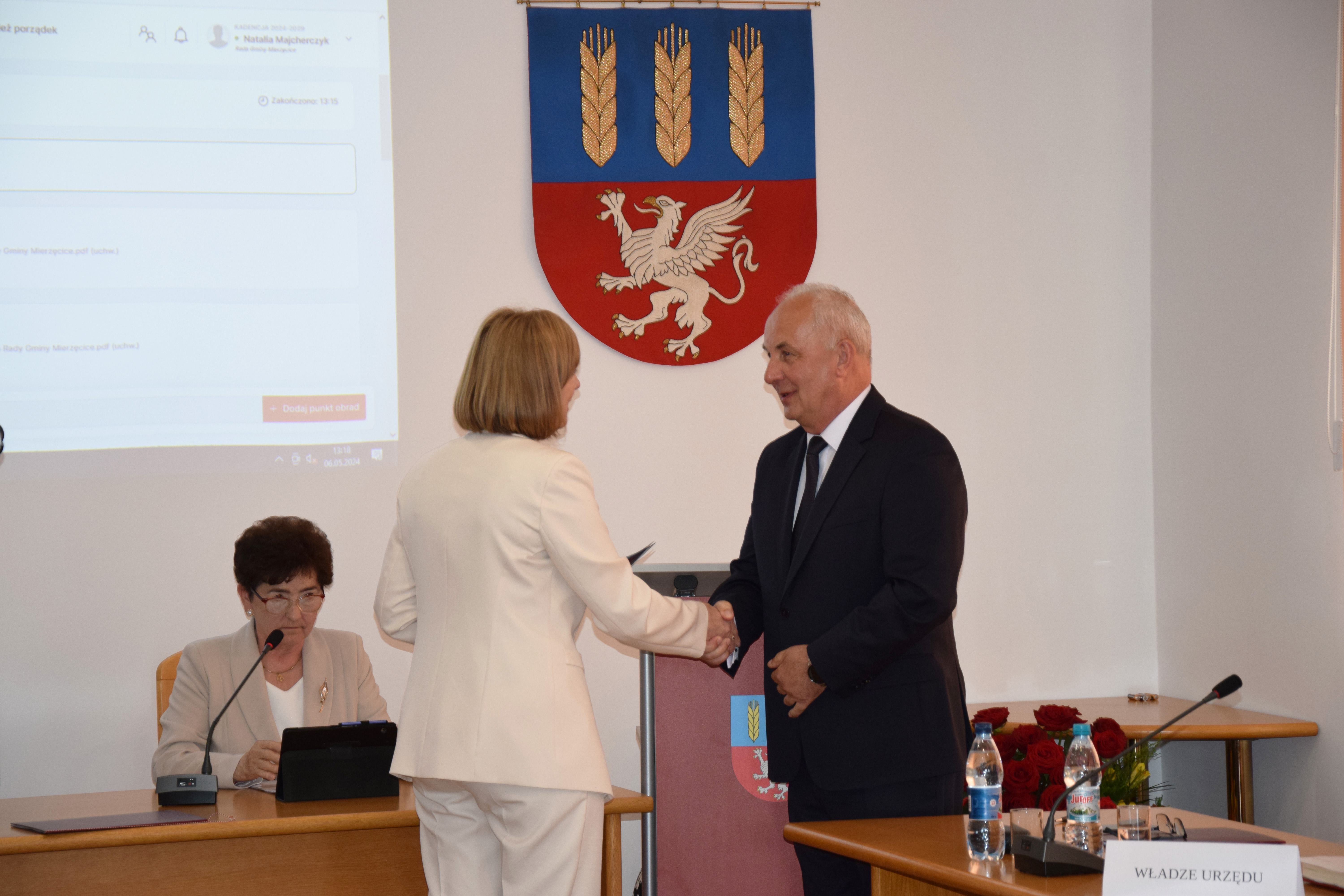 Zdjęcie przedstawia Panią Skarbnik wręczającą zaświadczenie Panu Wójtowi
