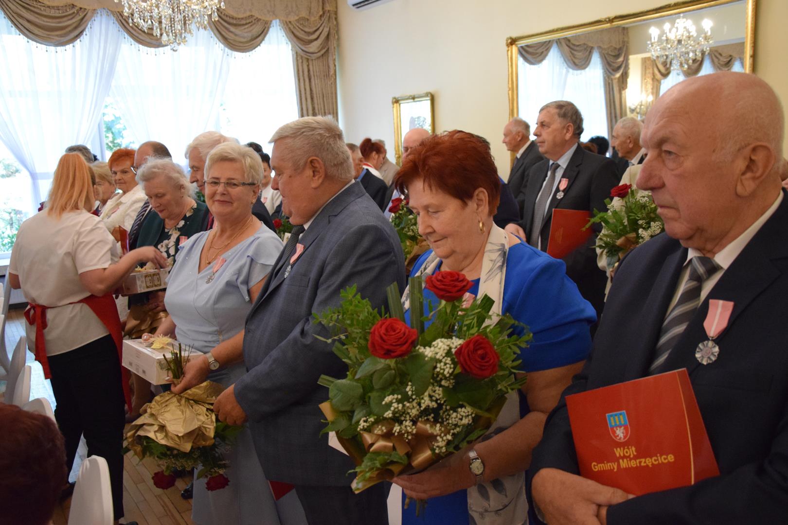 Zdjęcie przedstawia moment rozdania medali i legitymacji