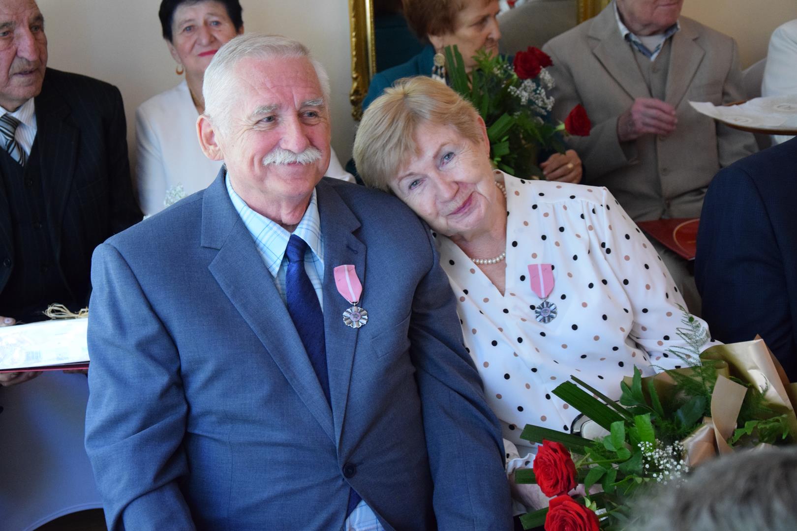 Zdjęcie przedstawia parę jubilatów