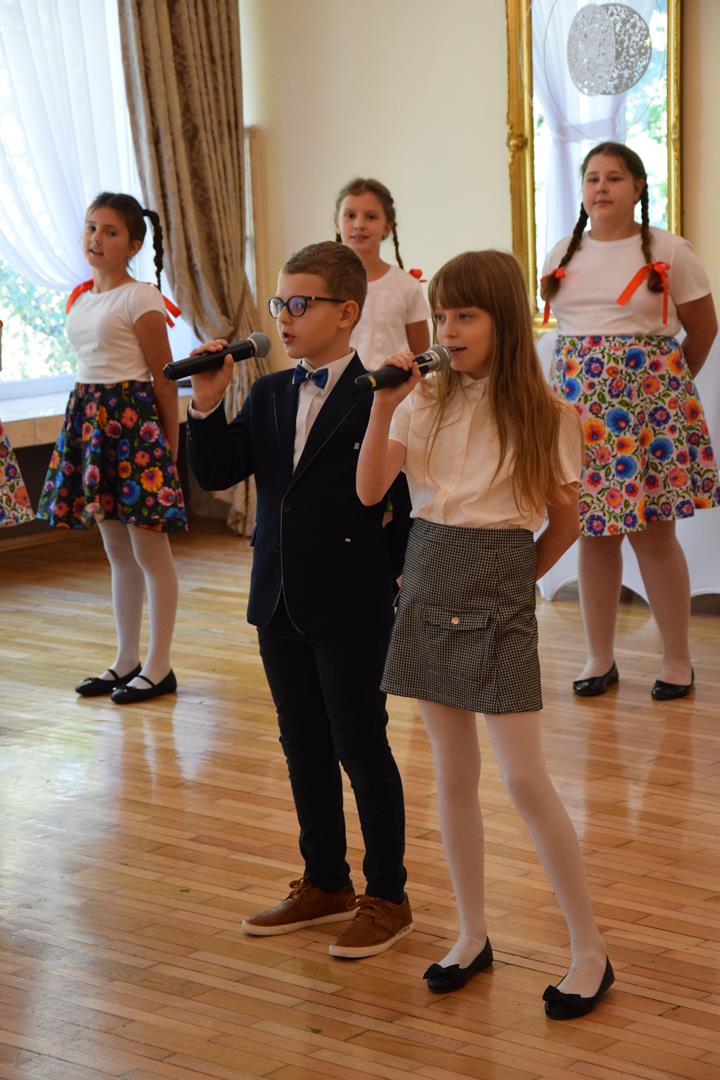 Zdjęcie przedstawia występ artystyczny dzieci