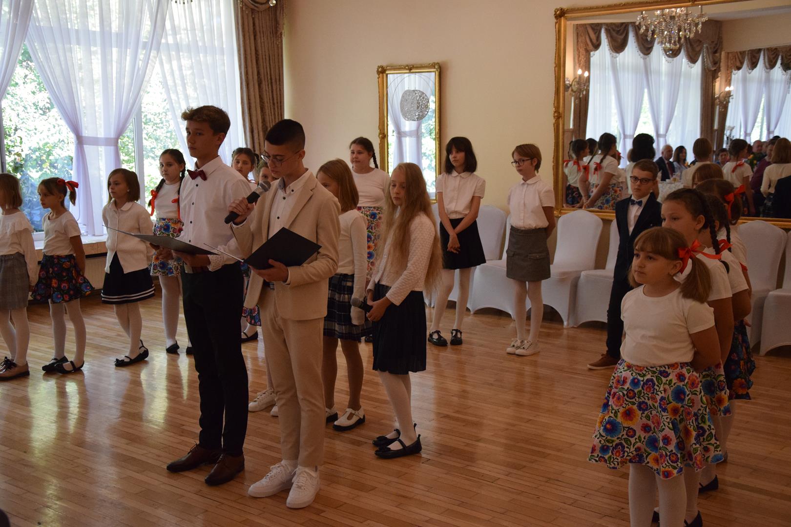 Zdjęcie przedstawia występ artystyczny dzieci