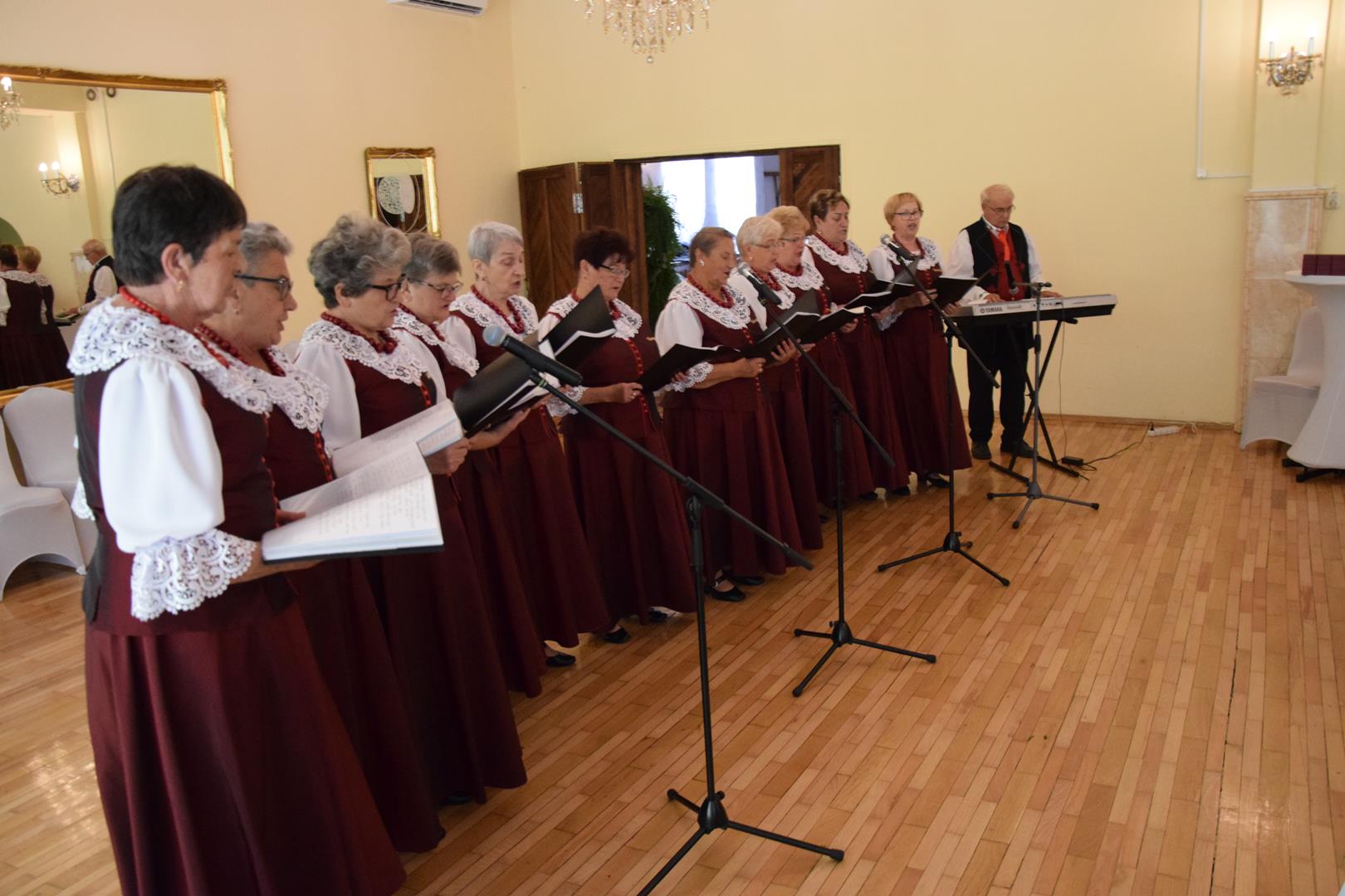 Zdjęcie przedstawia występ Zespołu Śpiewaczego Toporowianki