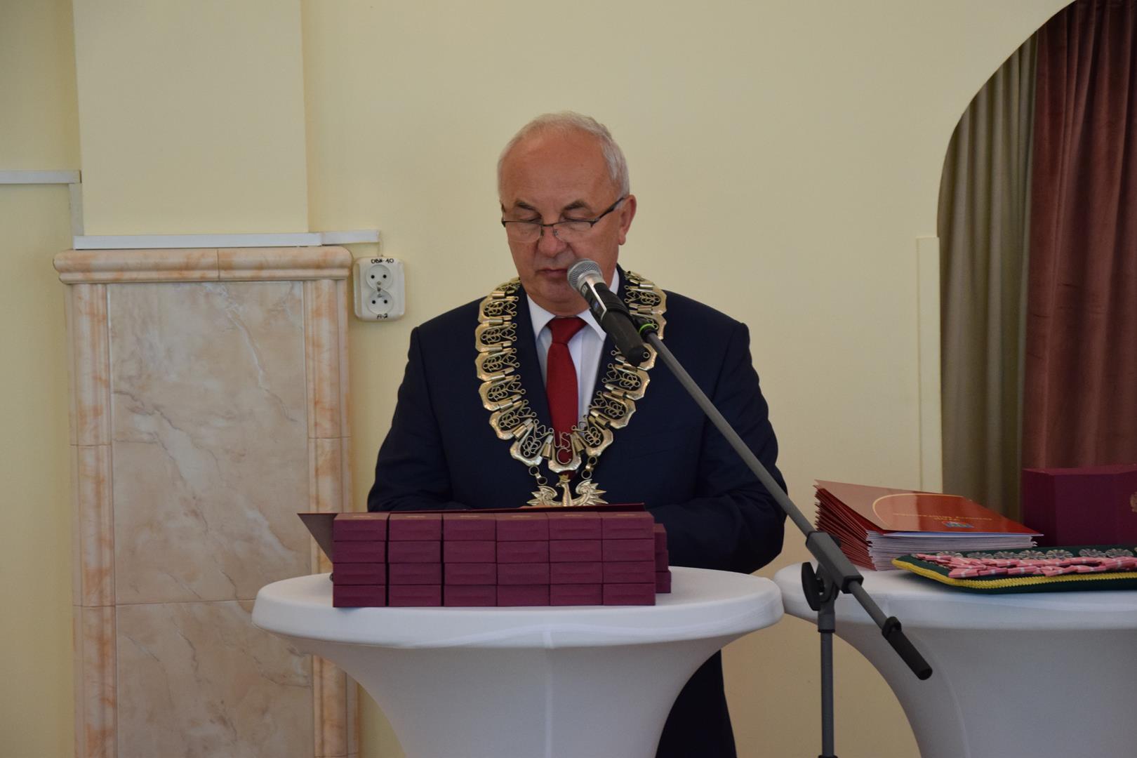 Zdjęcie przedstawia fragment przemówienia Wójta Gminy Mierzęcice Grzegorza Podlejskiego