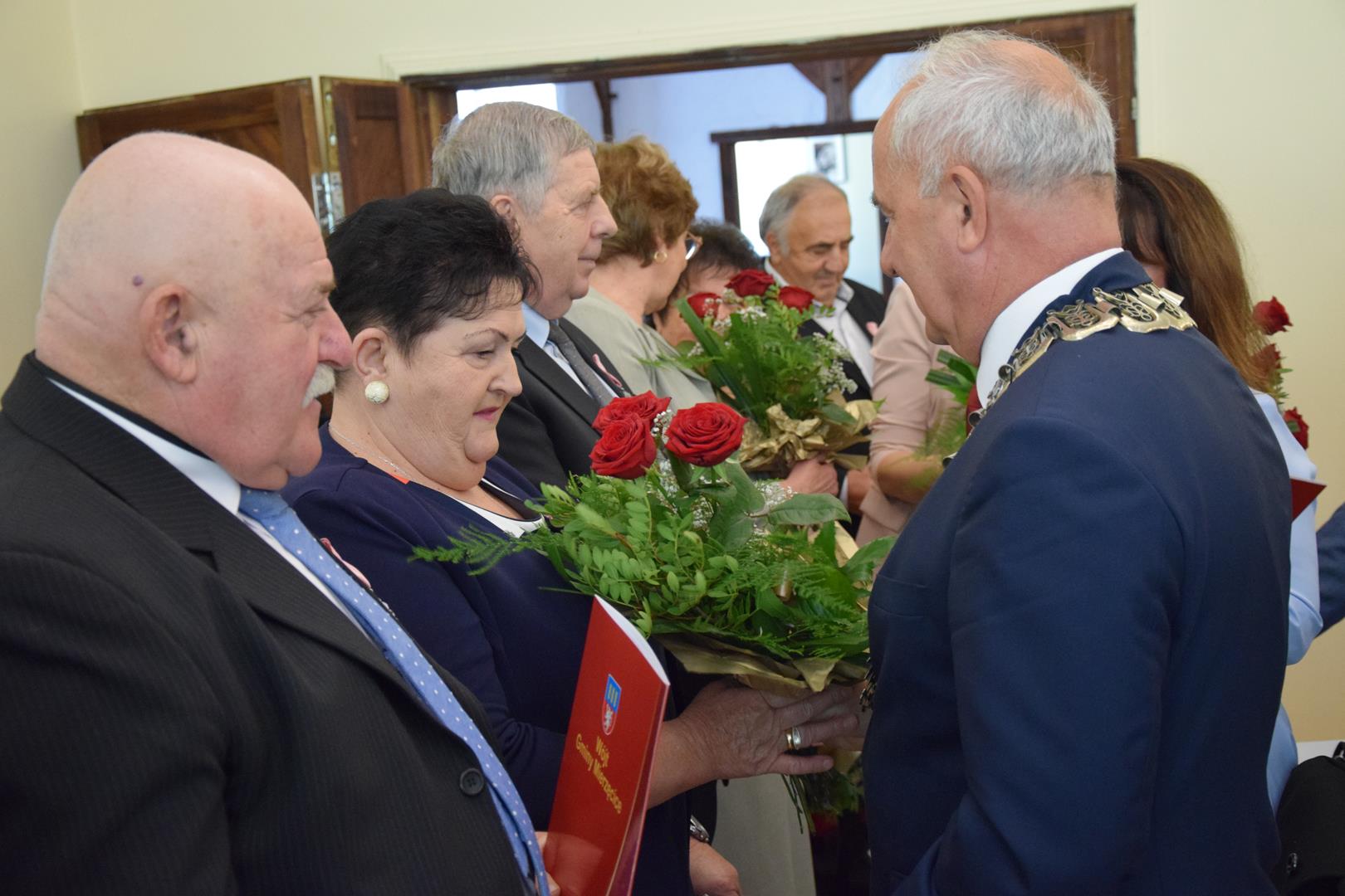 Zdjęcie przedstawia moment rozdania medali i legitymacji