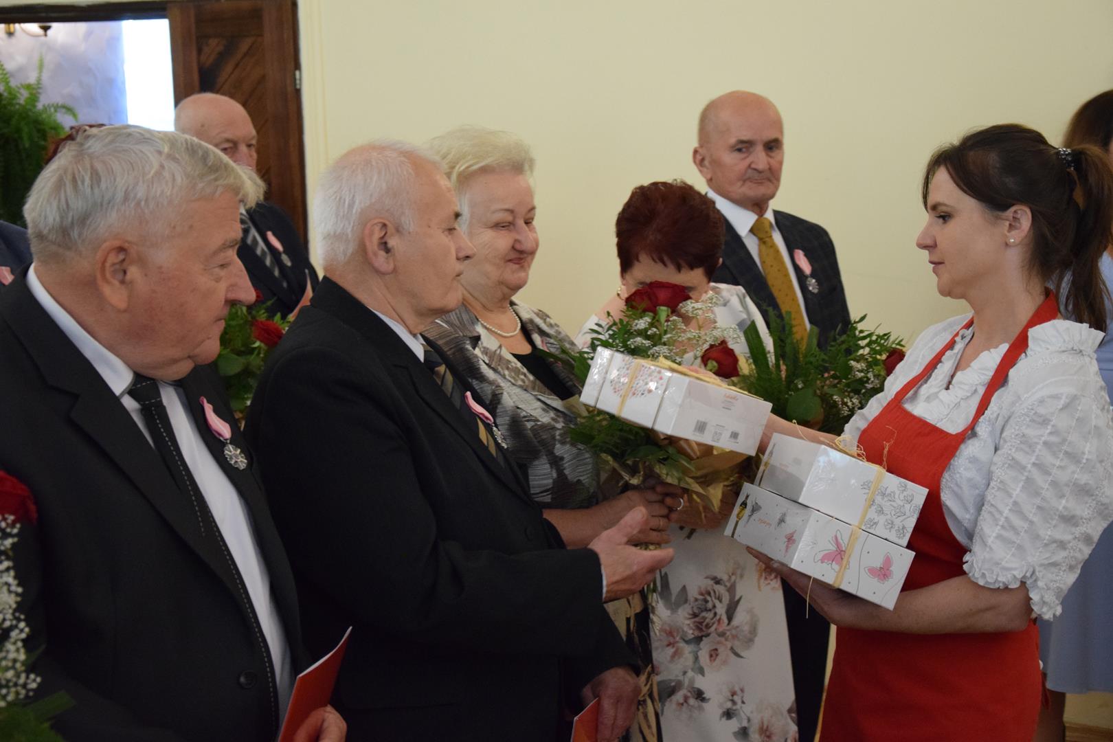 Zdjęcie przedstawia moment rozdania medali i legitymacji