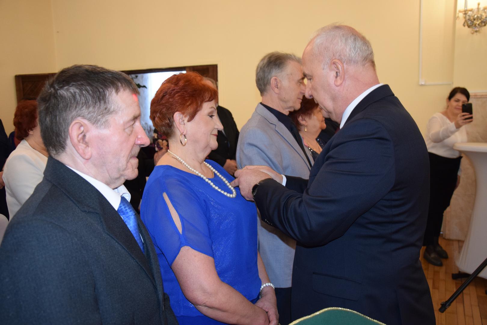 Zdjęcie przedstawiające moment wręczania medali i odznaczeń przez Wójta Gminy Mierzęcice Grzegorza Podlejskiego