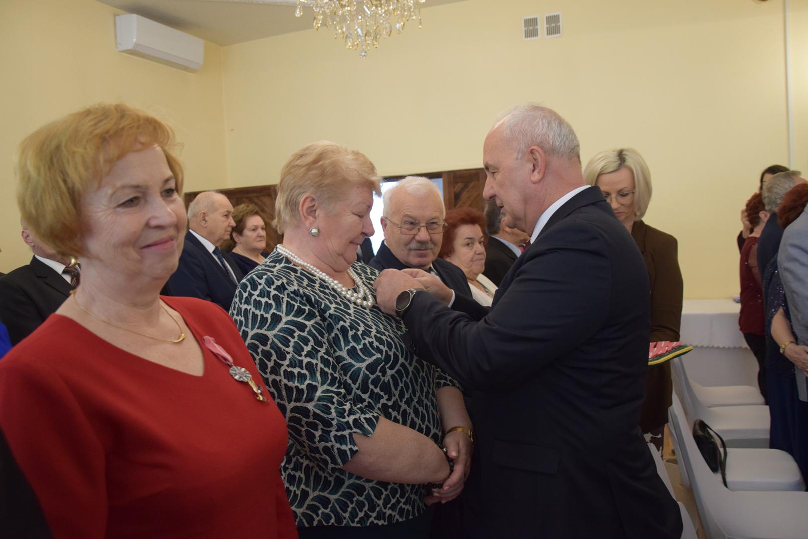 Zdjęcie przedstawiające moment wręczania medali i odznaczeń przez Wójta Gminy Mierzęcice Grzegorza Podlejskiego