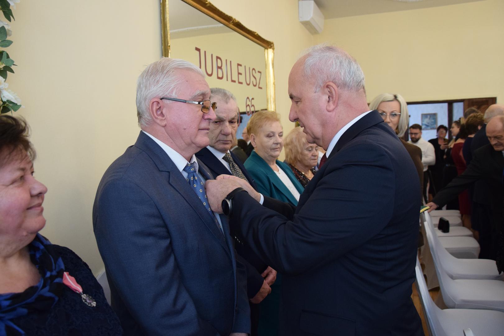 Zdjęcie przedstawiające moment wręczania medali i odznaczeń przez Wójta Gminy Mierzęcice Grzegorza Podlejskiego