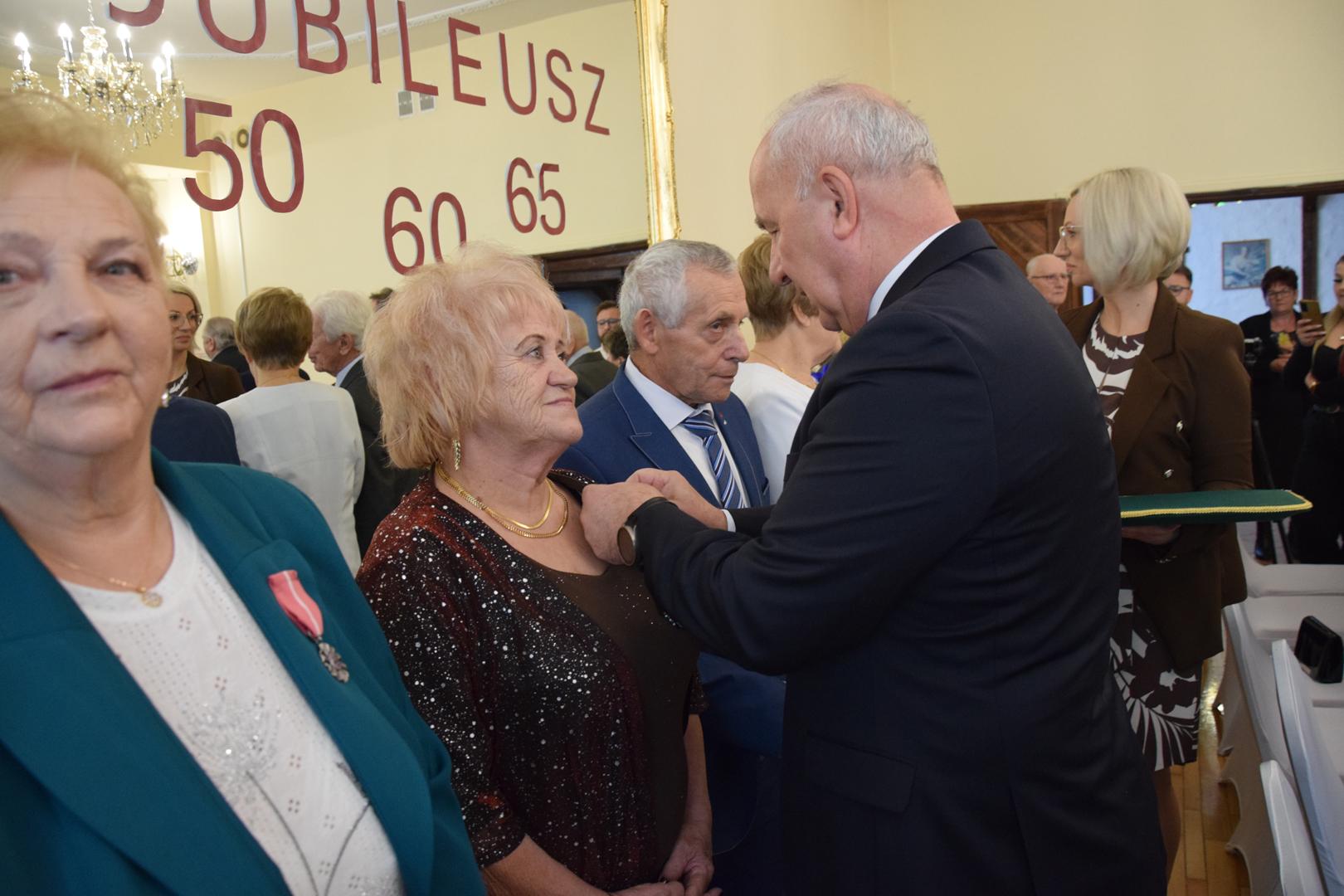 Zdjęcie przedstawiające moment wręczania medali i odznaczeń przez Wójta Gminy Mierzęcice Grzegorza Podlejskiego