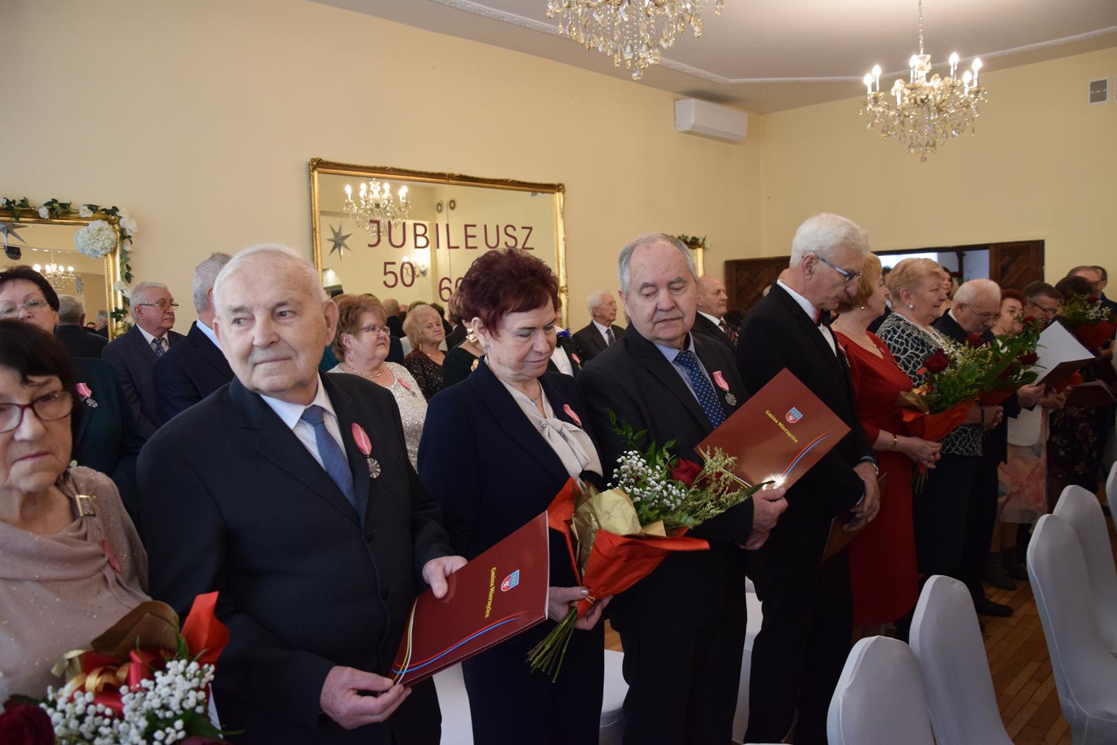 Zdjęcie przedstawiające moment wręczania medali i odznaczeń przez Wójta Gminy Mierzęcice Grzegorza Podlejskiego