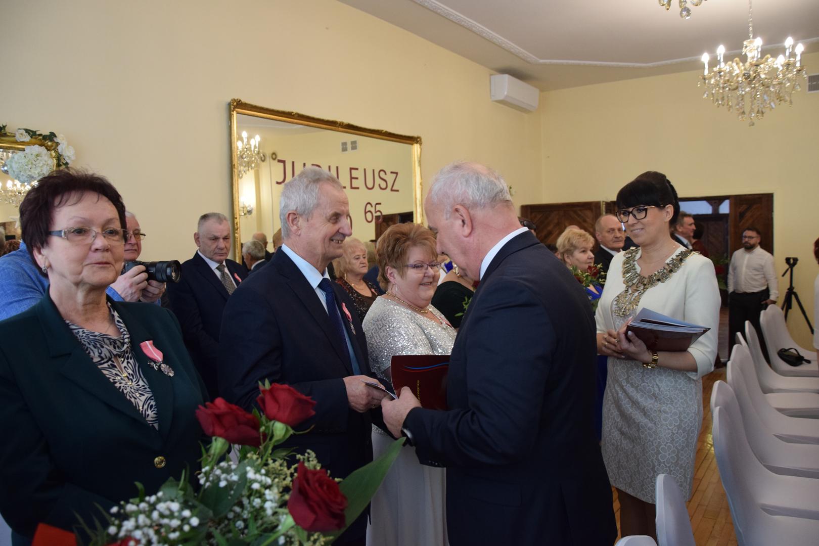 Zdjęcie przedstawiające moment wręczania medali i odznaczeń przez Wójta Gminy Mierzęcice Grzegorza Podlejskiego