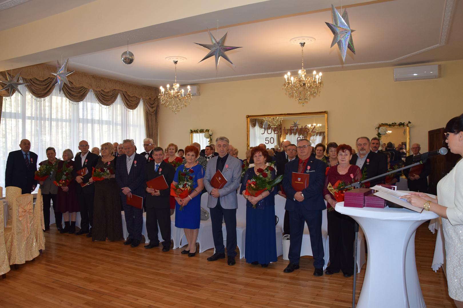 Zdjęcie przedstawiające pozujących do zdjęcia jubilatów