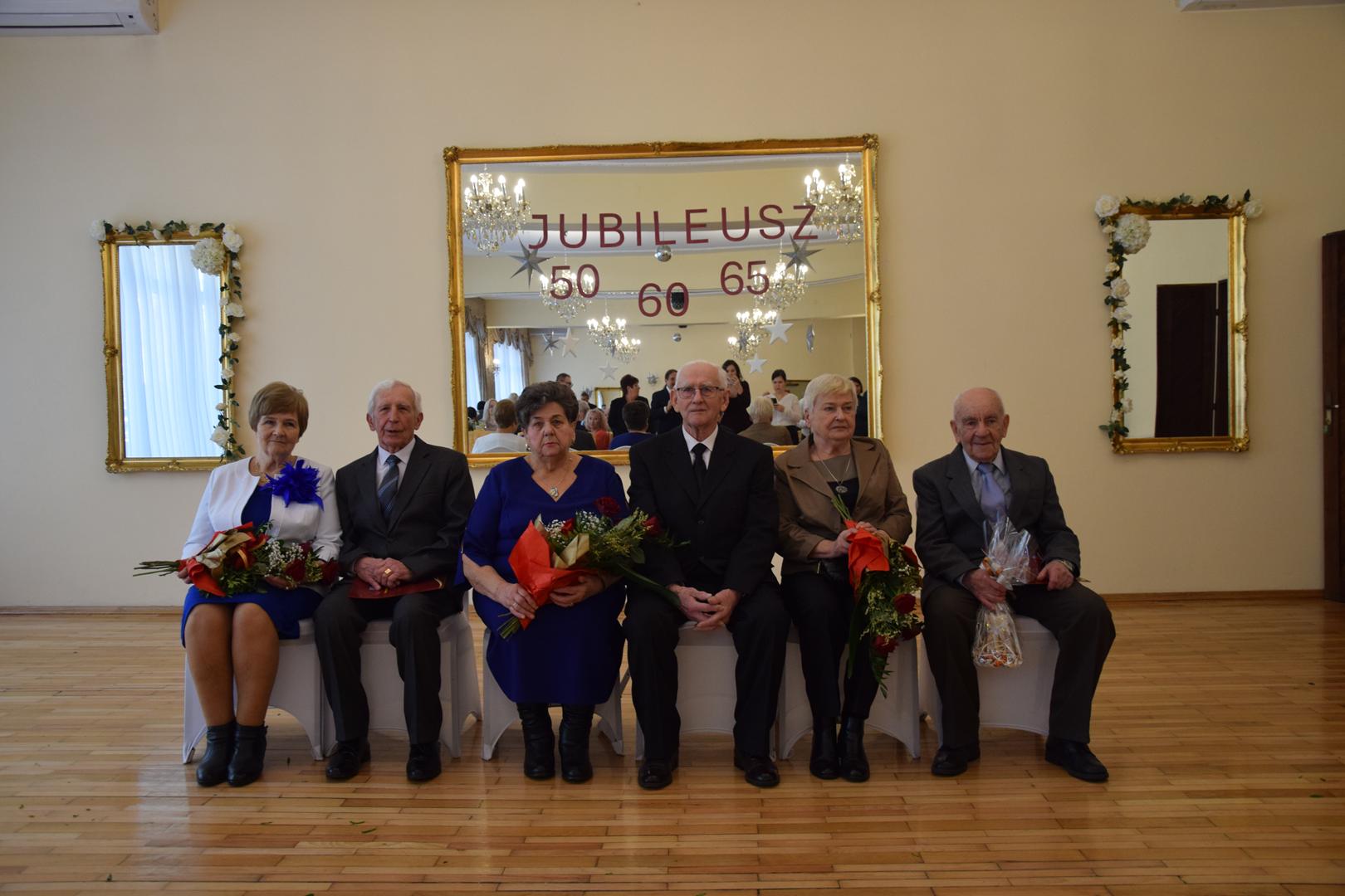 Zdjęcie przedstawiające pozujących do zdjęcia jubilatów