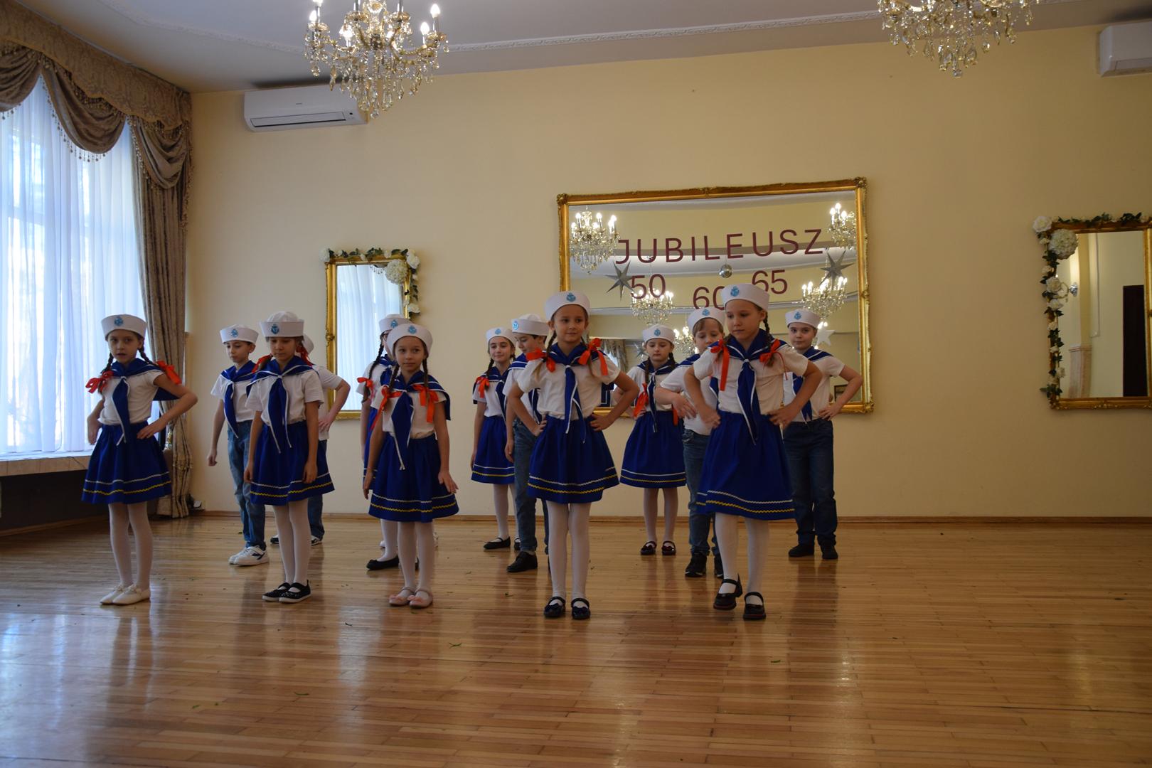 Zdjęcie przedstawiające występy artystyczne przygotowane przez dzieci i młodzież