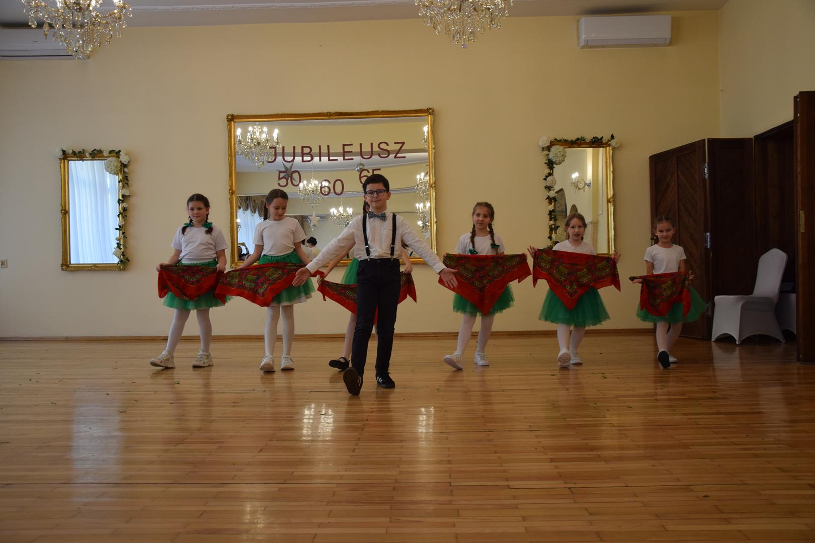 Zdjęcie przedstawiające występy artystyczne przygotowane przez dzieci i młodzież