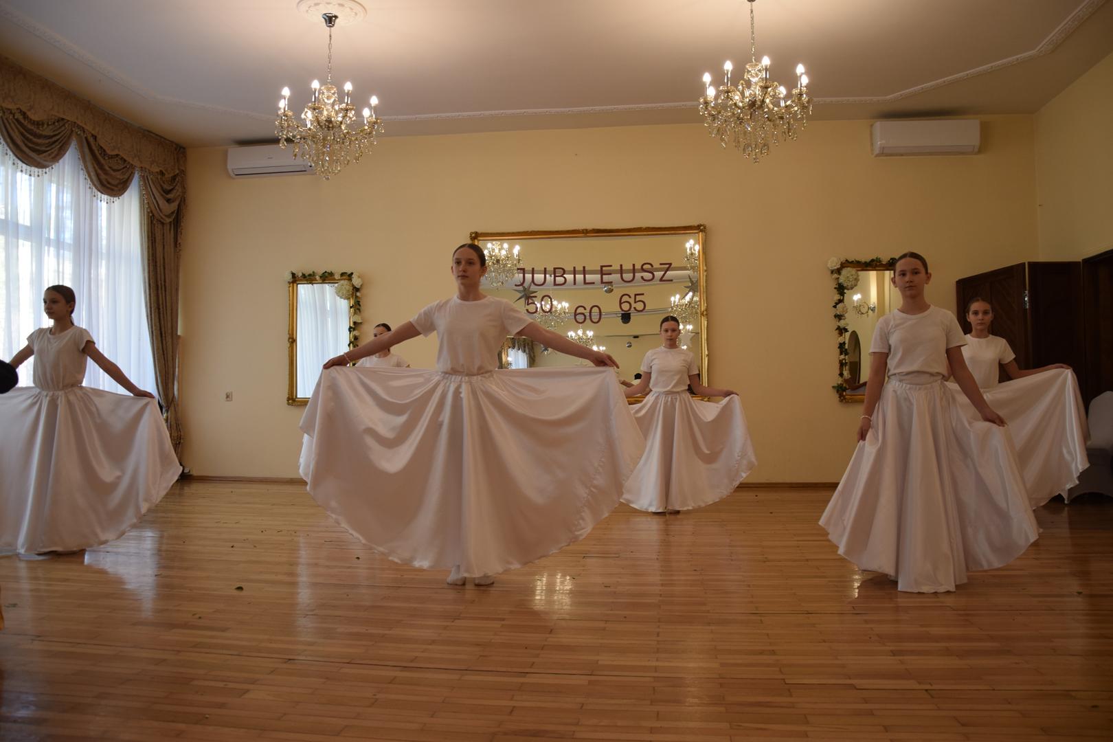 Zdjęcie przedstawiające występy artystyczne przygotowane przez dzieci i młodzież